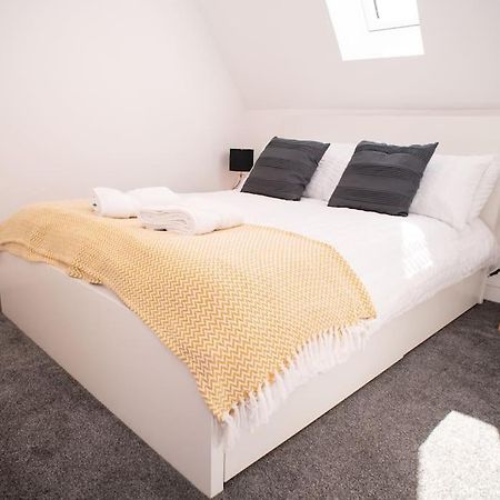 Orchid Lodge - Two Bed Generous Flat - Parking, Netflix, Wifi - Close To Blenheim Palace & Oxford - F4 Kidlington Zewnętrze zdjęcie