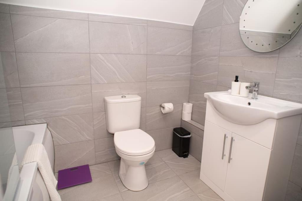 Orchid Lodge - Two Bed Generous Flat - Parking, Netflix, Wifi - Close To Blenheim Palace & Oxford - F4 Kidlington Zewnętrze zdjęcie