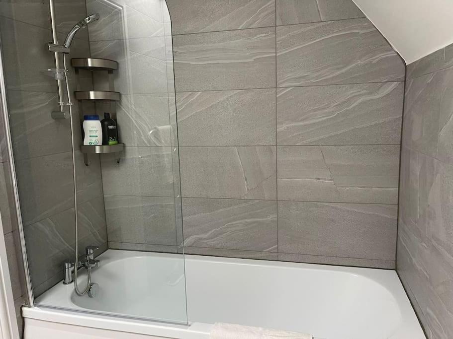 Orchid Lodge - Two Bed Generous Flat - Parking, Netflix, Wifi - Close To Blenheim Palace & Oxford - F4 Kidlington Zewnętrze zdjęcie