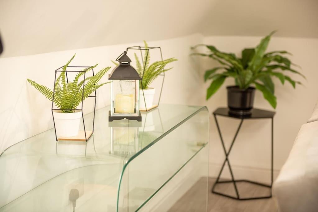 Orchid Lodge - Two Bed Generous Flat - Parking, Netflix, Wifi - Close To Blenheim Palace & Oxford - F4 Kidlington Zewnętrze zdjęcie