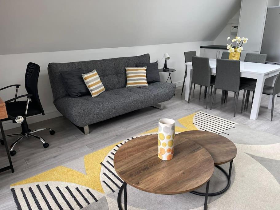 Orchid Lodge - Two Bed Generous Flat - Parking, Netflix, Wifi - Close To Blenheim Palace & Oxford - F4 Kidlington Zewnętrze zdjęcie