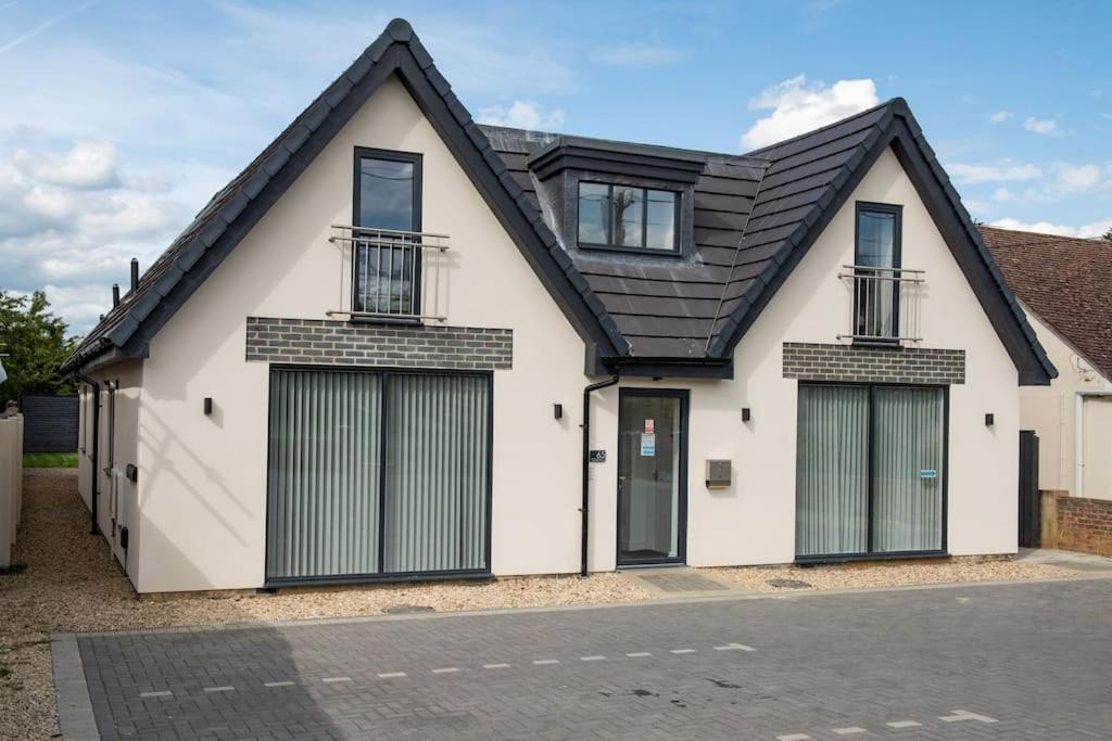 Orchid Lodge - Two Bed Generous Flat - Parking, Netflix, Wifi - Close To Blenheim Palace & Oxford - F4 Kidlington Zewnętrze zdjęcie