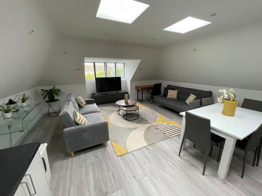 Orchid Lodge - Two Bed Generous Flat - Parking, Netflix, Wifi - Close To Blenheim Palace & Oxford - F4 Kidlington Zewnętrze zdjęcie