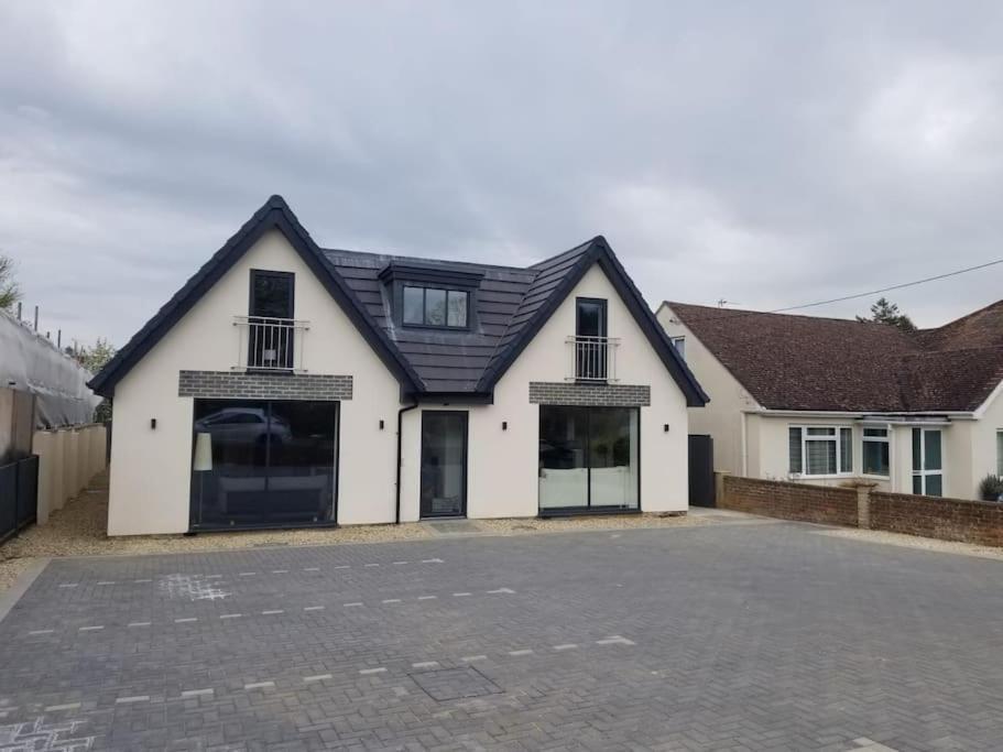 Orchid Lodge - Two Bed Generous Flat - Parking, Netflix, Wifi - Close To Blenheim Palace & Oxford - F4 Kidlington Zewnętrze zdjęcie