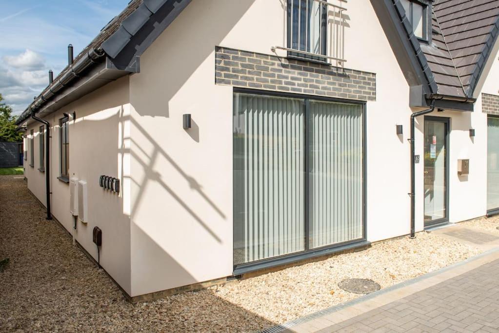 Orchid Lodge - Two Bed Generous Flat - Parking, Netflix, Wifi - Close To Blenheim Palace & Oxford - F4 Kidlington Zewnętrze zdjęcie