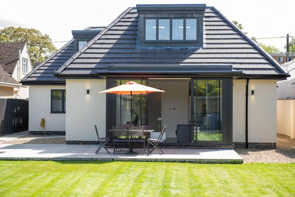 Orchid Lodge - Two Bed Generous Flat - Parking, Netflix, Wifi - Close To Blenheim Palace & Oxford - F4 Kidlington Zewnętrze zdjęcie