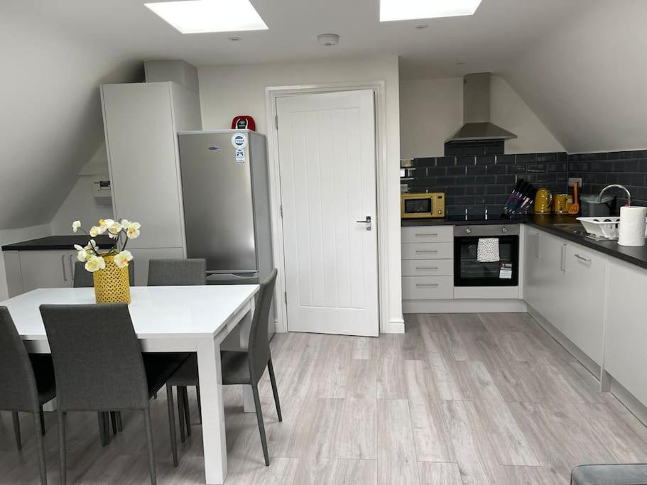 Orchid Lodge - Two Bed Generous Flat - Parking, Netflix, Wifi - Close To Blenheim Palace & Oxford - F4 Kidlington Zewnętrze zdjęcie