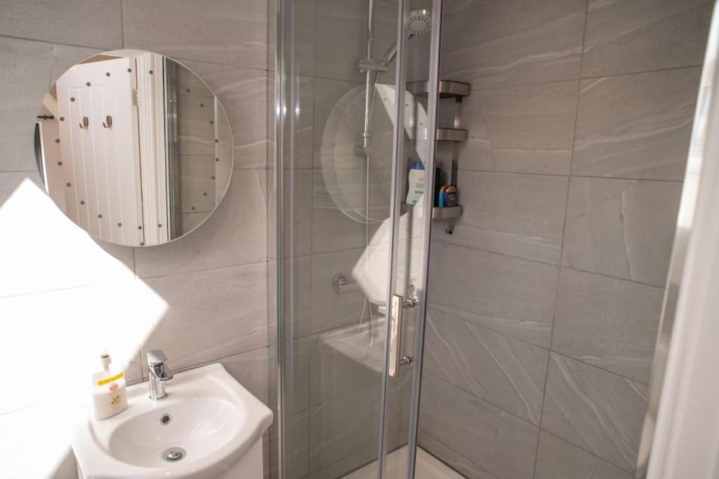 Orchid Lodge - Two Bed Generous Flat - Parking, Netflix, Wifi - Close To Blenheim Palace & Oxford - F4 Kidlington Zewnętrze zdjęcie