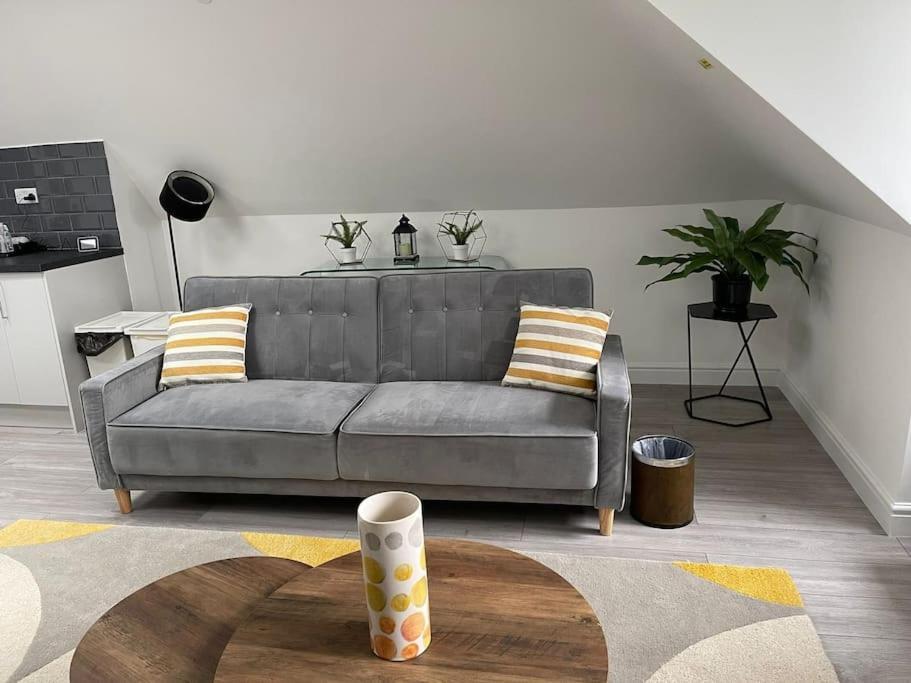 Orchid Lodge - Two Bed Generous Flat - Parking, Netflix, Wifi - Close To Blenheim Palace & Oxford - F4 Kidlington Zewnętrze zdjęcie