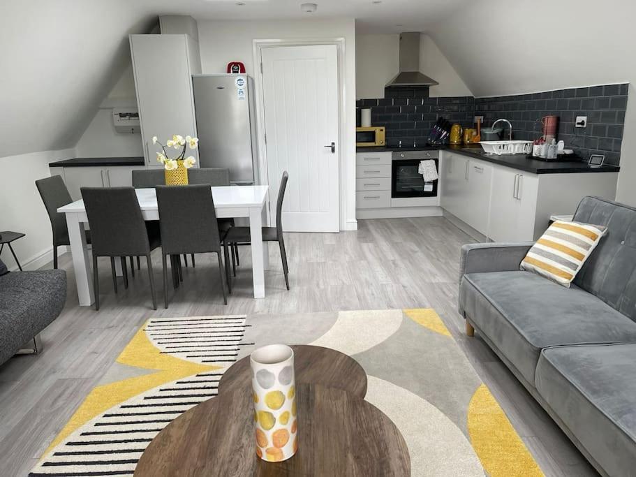 Orchid Lodge - Two Bed Generous Flat - Parking, Netflix, Wifi - Close To Blenheim Palace & Oxford - F4 Kidlington Zewnętrze zdjęcie