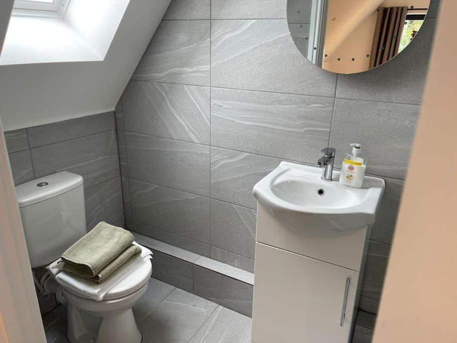 Orchid Lodge - Two Bed Generous Flat - Parking, Netflix, Wifi - Close To Blenheim Palace & Oxford - F4 Kidlington Zewnętrze zdjęcie