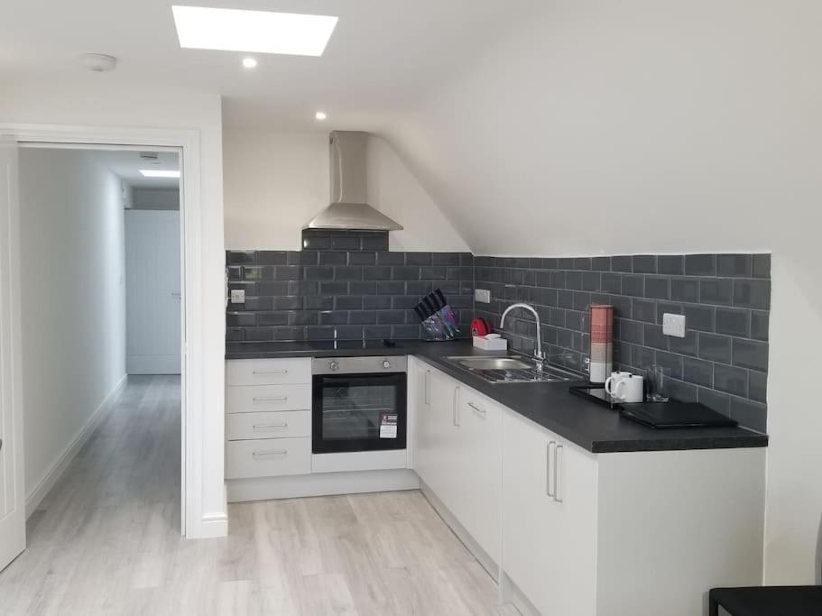 Orchid Lodge - Two Bed Generous Flat - Parking, Netflix, Wifi - Close To Blenheim Palace & Oxford - F4 Kidlington Zewnętrze zdjęcie