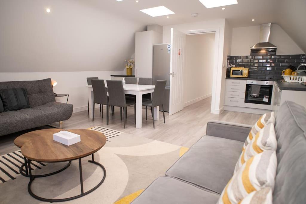 Orchid Lodge - Two Bed Generous Flat - Parking, Netflix, Wifi - Close To Blenheim Palace & Oxford - F4 Kidlington Zewnętrze zdjęcie