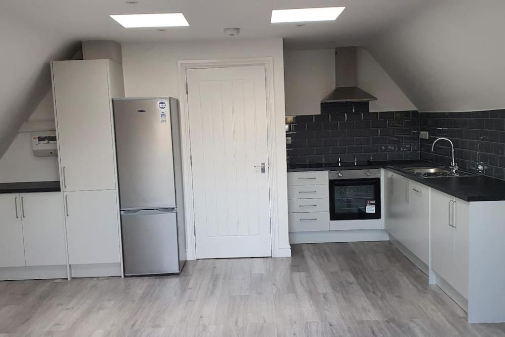 Orchid Lodge - Two Bed Generous Flat - Parking, Netflix, Wifi - Close To Blenheim Palace & Oxford - F4 Kidlington Zewnętrze zdjęcie