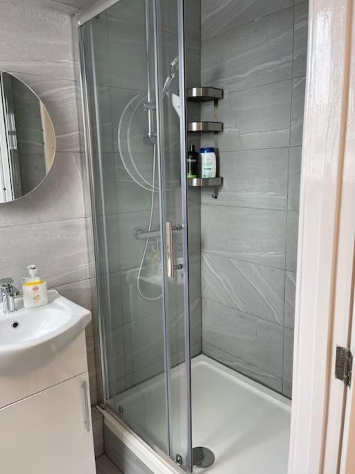 Orchid Lodge - Two Bed Generous Flat - Parking, Netflix, Wifi - Close To Blenheim Palace & Oxford - F4 Kidlington Zewnętrze zdjęcie