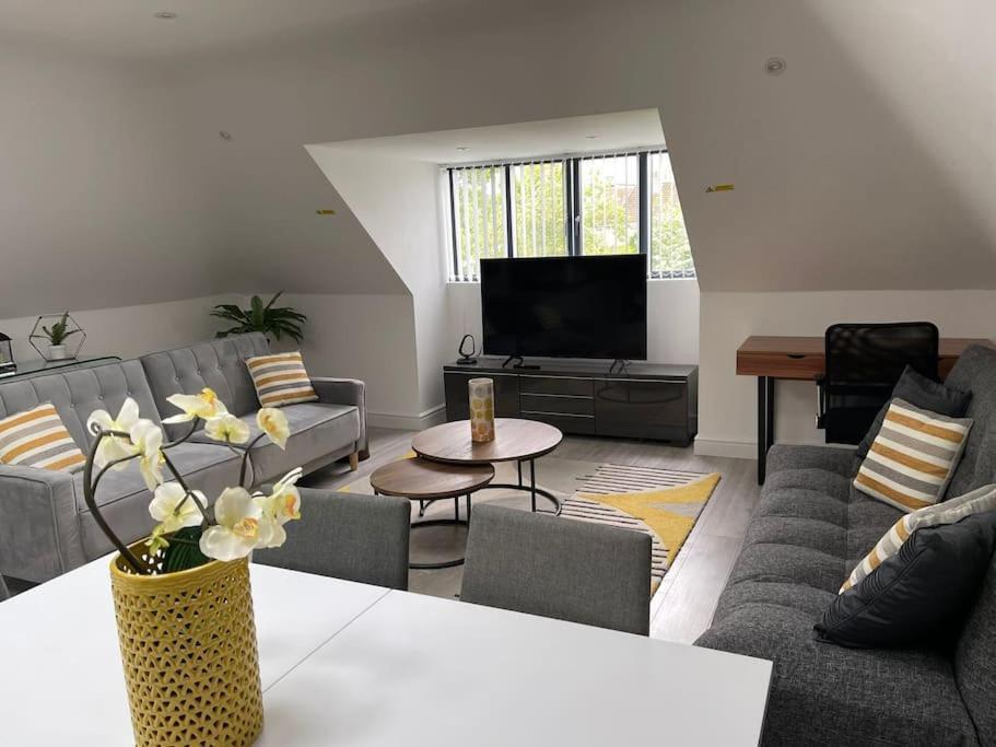 Orchid Lodge - Two Bed Generous Flat - Parking, Netflix, Wifi - Close To Blenheim Palace & Oxford - F4 Kidlington Zewnętrze zdjęcie