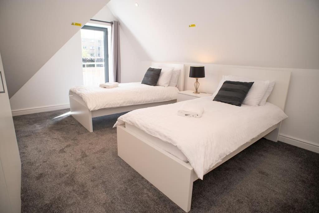 Orchid Lodge - Two Bed Generous Flat - Parking, Netflix, Wifi - Close To Blenheim Palace & Oxford - F4 Kidlington Zewnętrze zdjęcie