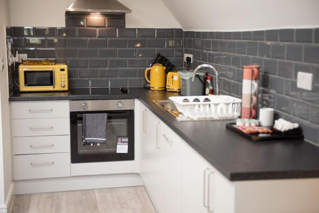Orchid Lodge - Two Bed Generous Flat - Parking, Netflix, Wifi - Close To Blenheim Palace & Oxford - F4 Kidlington Zewnętrze zdjęcie