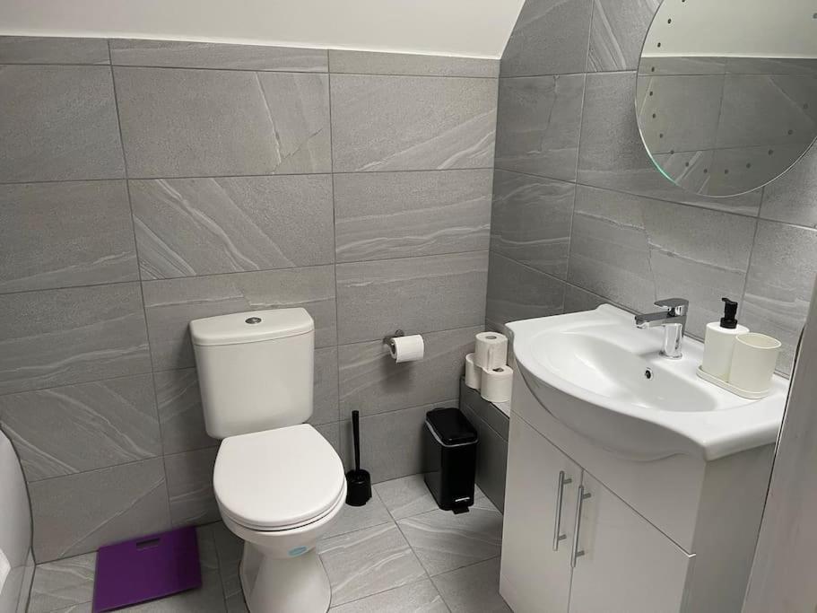 Orchid Lodge - Two Bed Generous Flat - Parking, Netflix, Wifi - Close To Blenheim Palace & Oxford - F4 Kidlington Zewnętrze zdjęcie