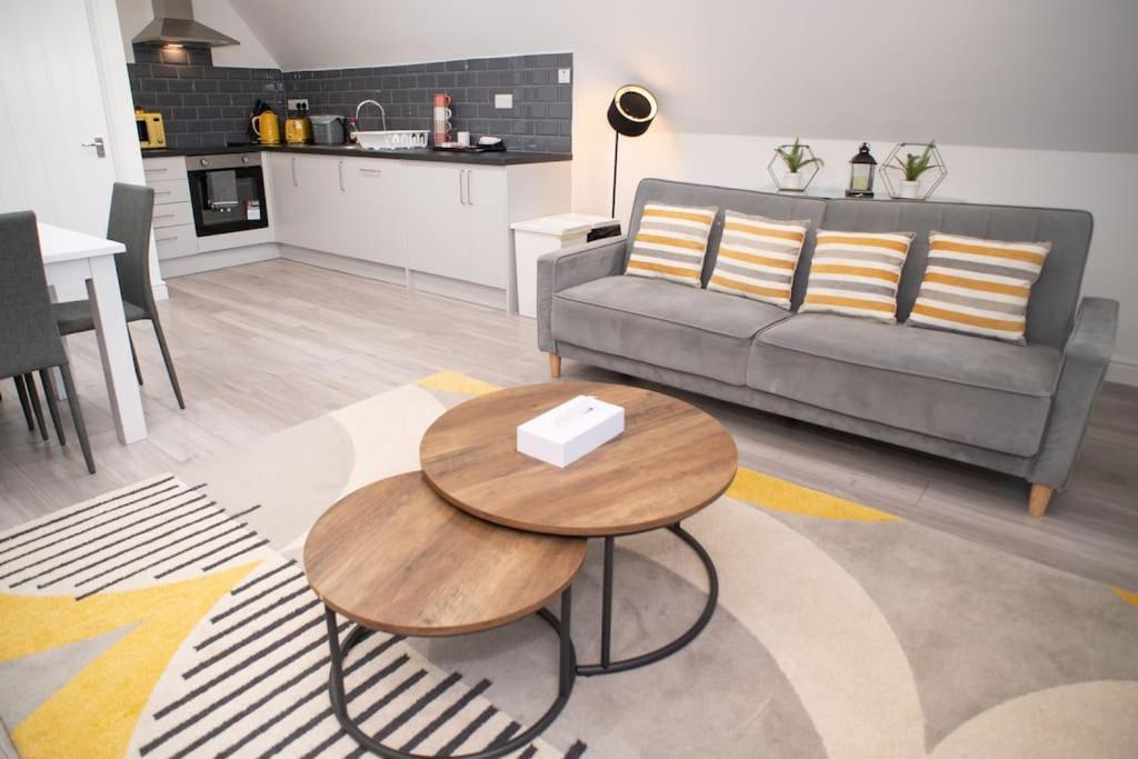 Orchid Lodge - Two Bed Generous Flat - Parking, Netflix, Wifi - Close To Blenheim Palace & Oxford - F4 Kidlington Zewnętrze zdjęcie