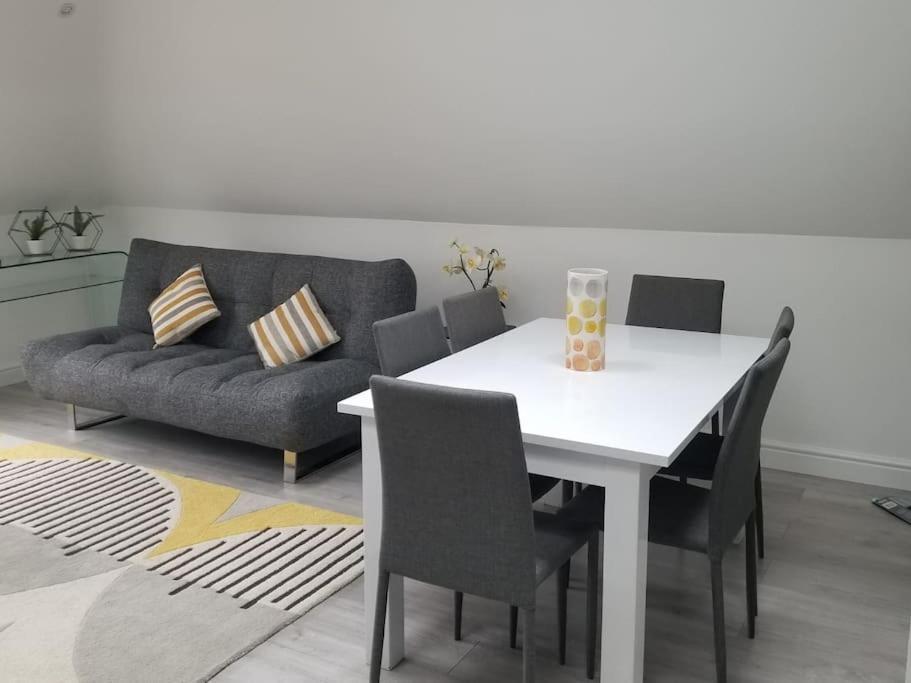 Orchid Lodge - Two Bed Generous Flat - Parking, Netflix, Wifi - Close To Blenheim Palace & Oxford - F4 Kidlington Zewnętrze zdjęcie