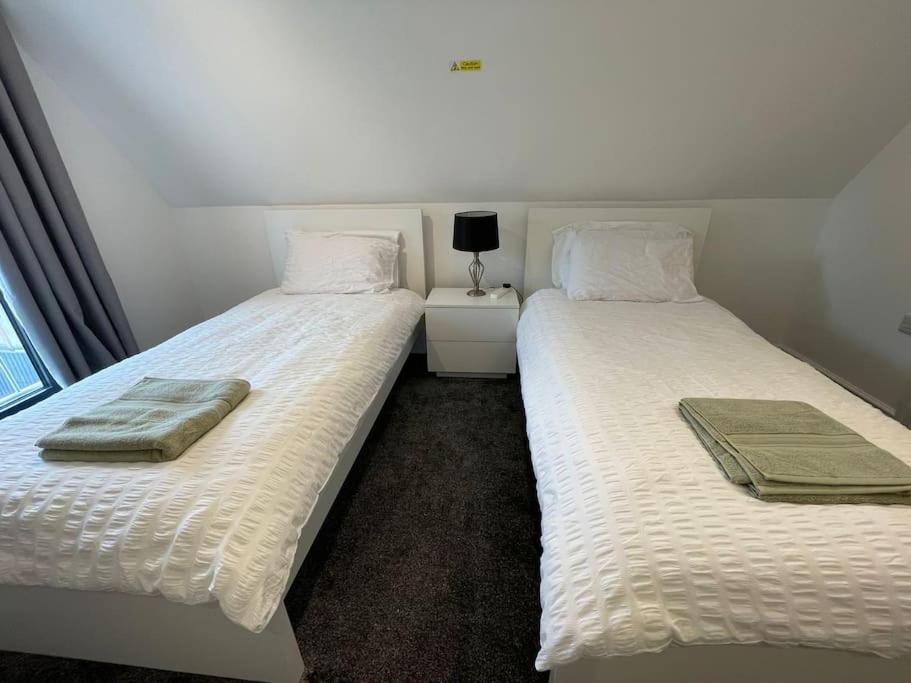 Orchid Lodge - Two Bed Generous Flat - Parking, Netflix, Wifi - Close To Blenheim Palace & Oxford - F4 Kidlington Zewnętrze zdjęcie