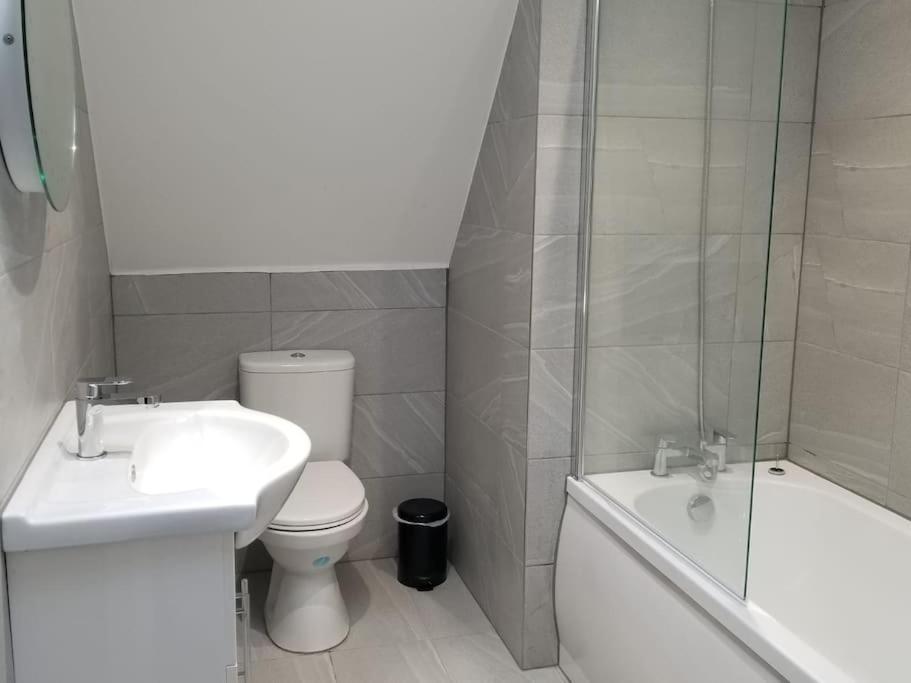 Orchid Lodge - Two Bed Generous Flat - Parking, Netflix, Wifi - Close To Blenheim Palace & Oxford - F4 Kidlington Zewnętrze zdjęcie