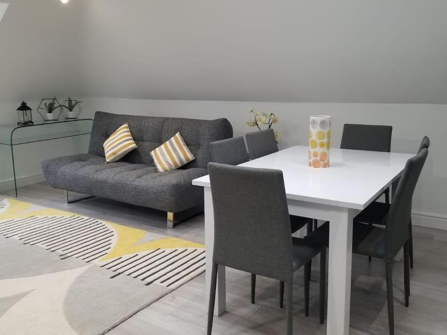 Orchid Lodge - Two Bed Generous Flat - Parking, Netflix, Wifi - Close To Blenheim Palace & Oxford - F4 Kidlington Zewnętrze zdjęcie
